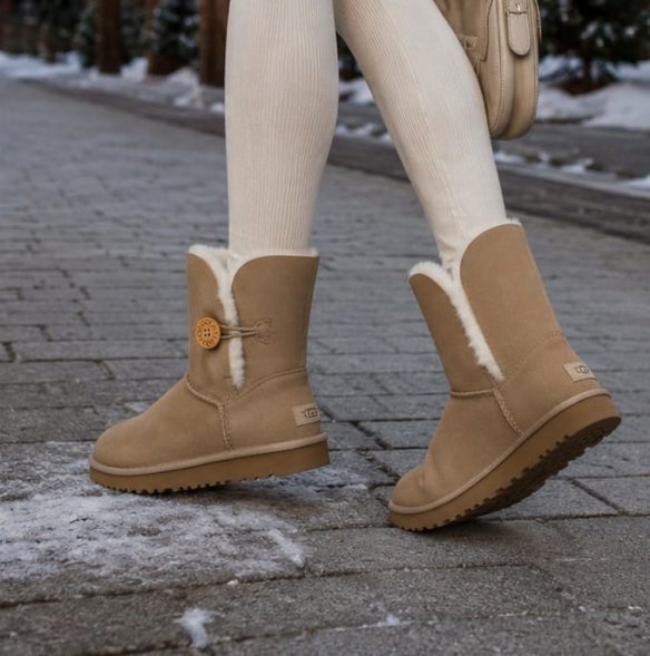 Женские короткие угги с пуговицей и пропиткой Ugg Bailey Button II Boot - Sand